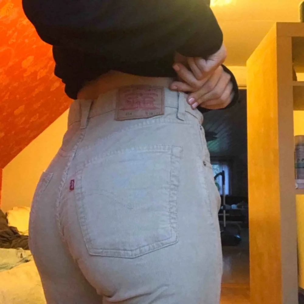 Världens finaste beiga Levis-jeans. Dom är i storlek W 32 L 32 och snyggt avklippa längst ner som ni ser på sista bilden. . Jeans & Byxor.