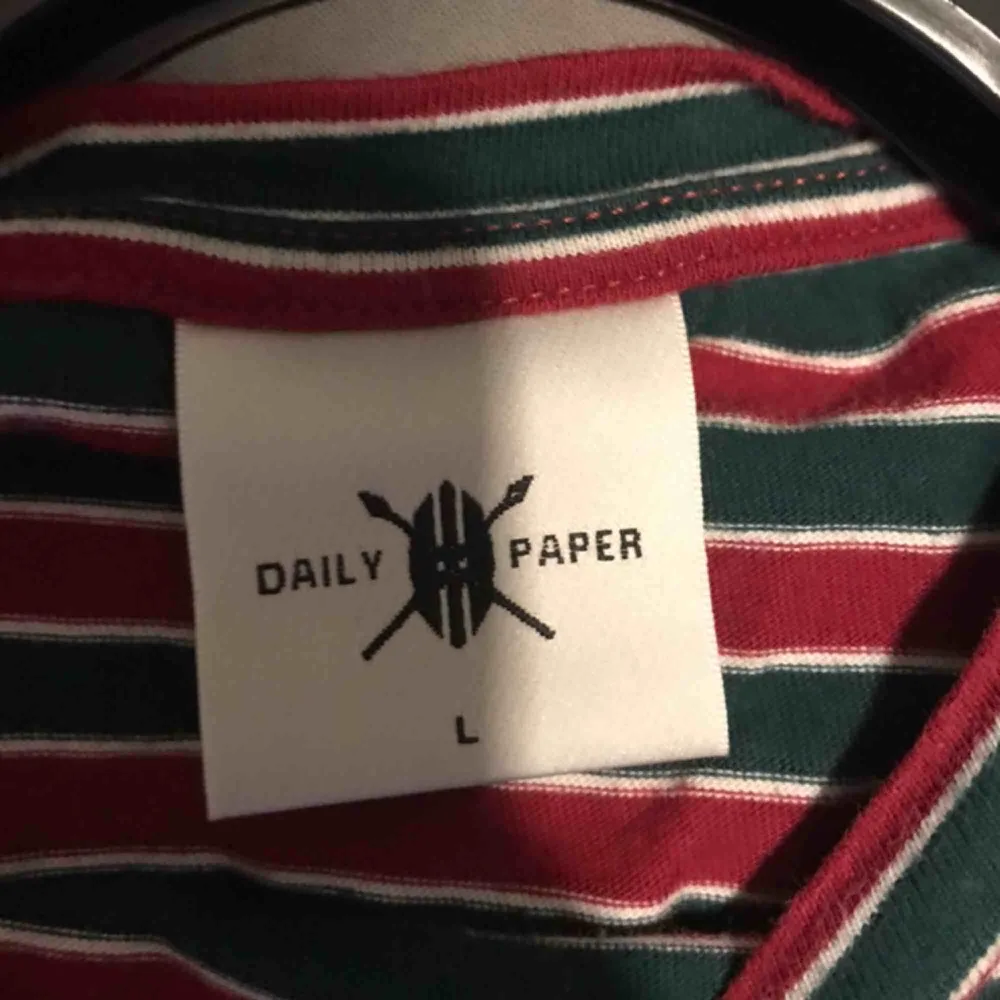 Snygg randig tröja med mysiga julfärger från Daily Paper, säljes pga av att den inte kommer till användning! Köparen står för frakt!🥰. Skjortor.