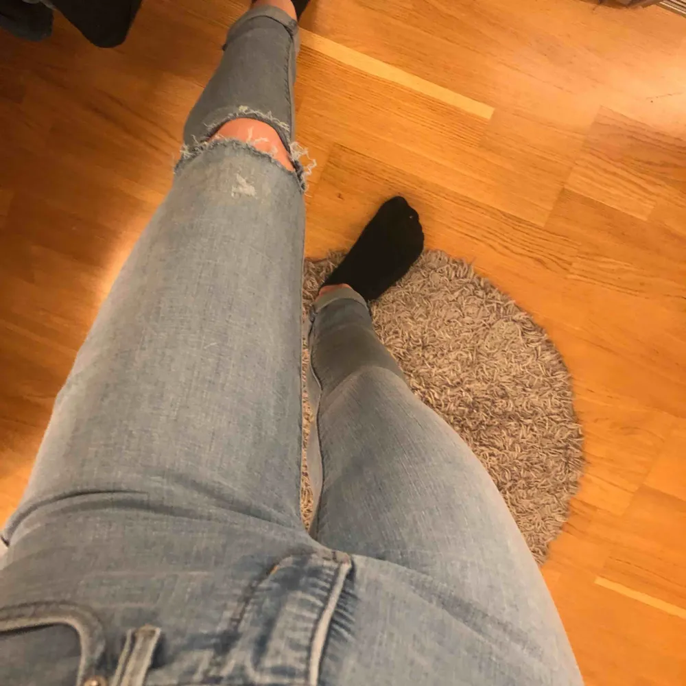 Oanvända skinny jeans från levis. Medelhög/hög midja på mig som är 170cm. Säljer då de inte kommit till användning  . Jeans & Byxor.