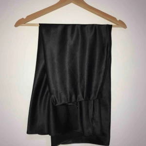  - Fin satin kjol från chiquelle i storlek Small, väldigt sparsamt använd. Jag är 168cm