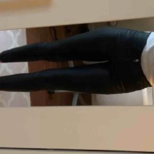  - Skinnbyxor från jfr som tyvärr ej är min stil och därför säljer jag. Ej äkta skin