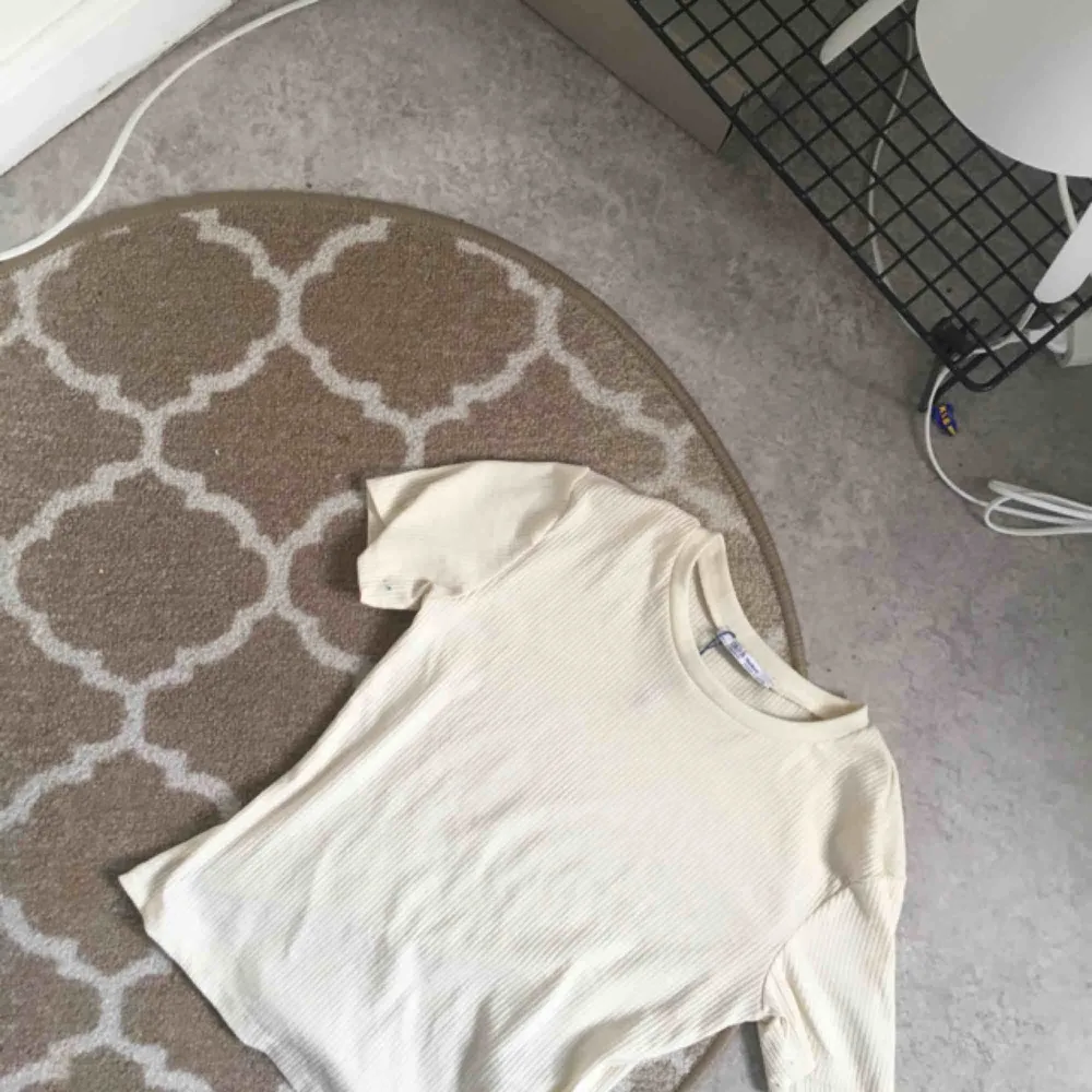 Ribbad tight t-shirt från zaras trf kollektion💕💕💕💕 i en beige färg. Toppar.