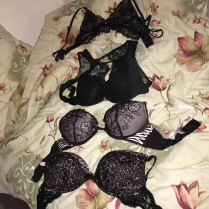  - De gör ont i mitt hjärta o behöva sälja mina snyggaste spets bh-ar , men dem alla är för små o har växt ur dem. Säljer alla 4 för 350 eller en för 100!