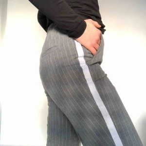  - Ett par vitrandiga grå kostymbyxor från Primark! Skitcoola men tyvärr aldrig använda :( 