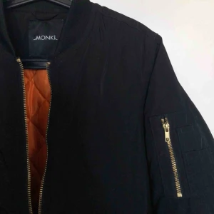  - En bombajacka i super fint skick från monki, storlek XS men hyfsat stor i storlek, fodrad.  Möts upp eller fraktar, fraktkostnad tillkommer 