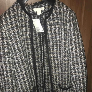 Kofta från HM - En oanvänd kofta från Hm. Väldigt fin men var tyvärr för liten. Storlek S.