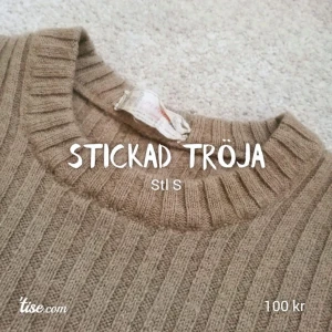  - Stickad beige tröja som är perfekt till hösten! Inhandlad på second hand men i bra skick. Den är lite stretch och sitter inte löst på mig, mina mått är  Bröst 95 Midja 75 Höft 87 Bor du i norrköping kan vi mötas upp!😊