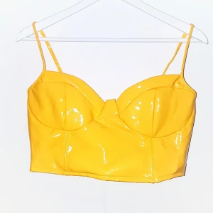  - Asball croptop, del av ett set. Kjolen finns i en annan annons!