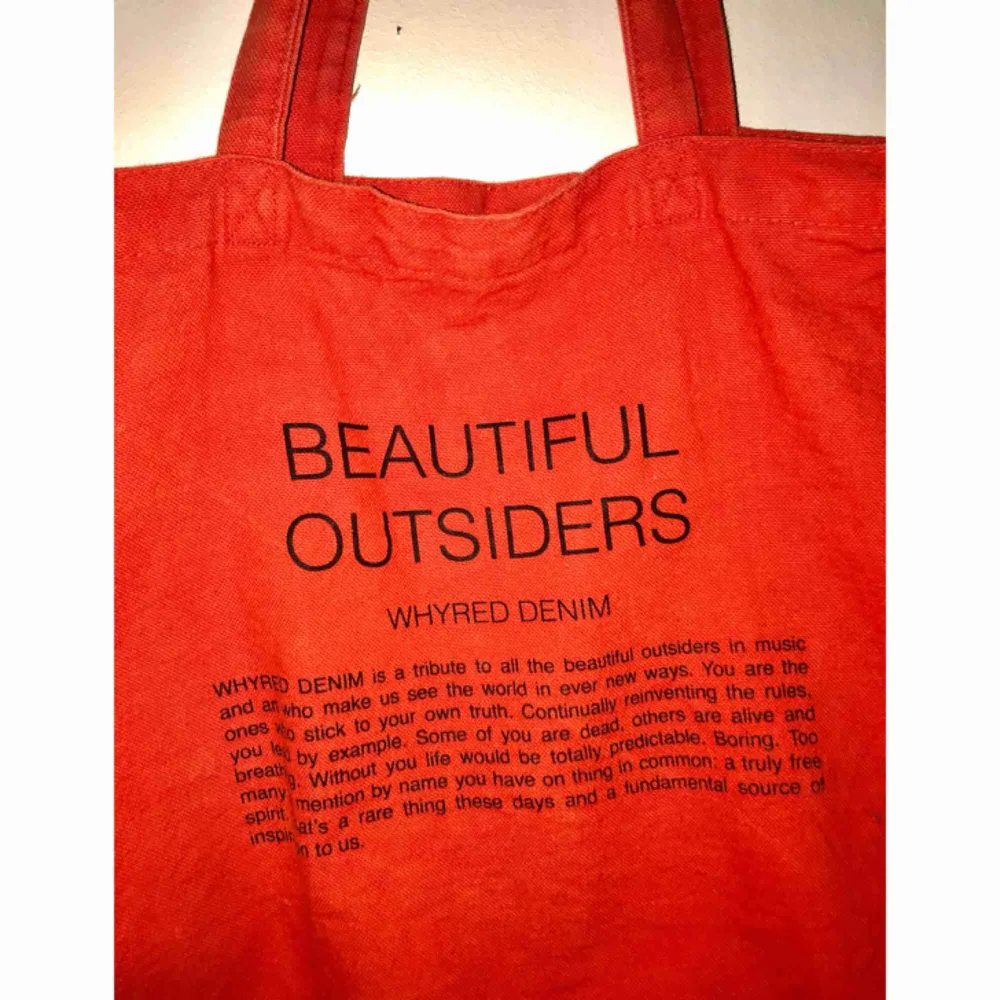 Tygkasse från Whyreds specialkollektion ”Beautiful outsiders”. Gott skick, använd ett fåtal gånger!  50kr frakt!  . Väskor.