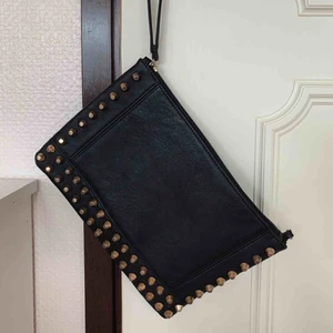  - Svart kuvertväska med nitar. Frakt tillkommer