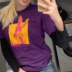  - Lila t-shirt i fint skick med tryck. 