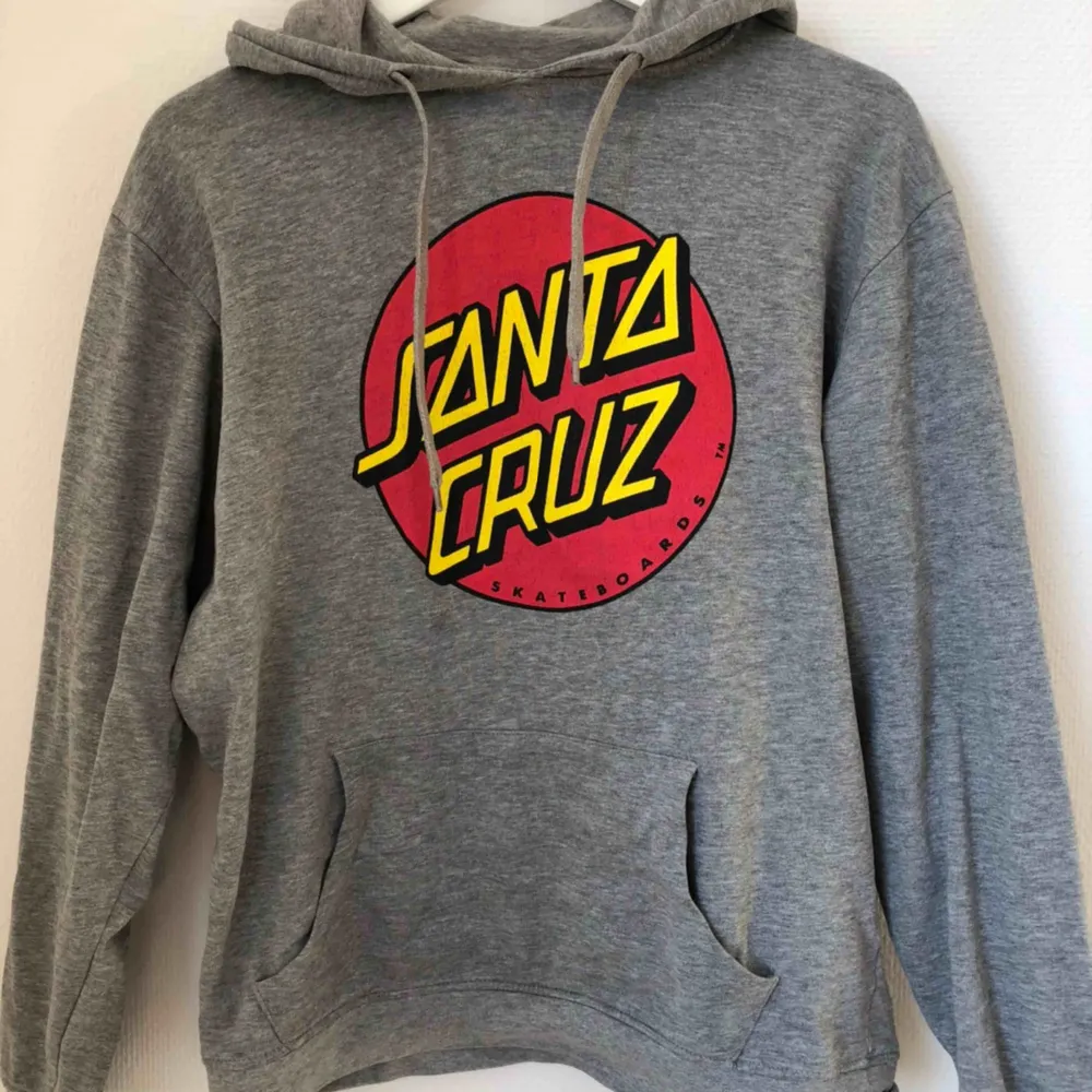 Cool och mycket bekväm Santa Cruz hoodie!! Köpt för 600kr. Köparen står för frakten💞. Tröjor & Koftor.
