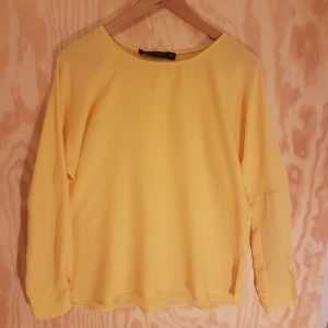  - Gul oversize blus från Zara. 100% polyester. Kan mötas upp i Göteborg annars tillkommer frakt. 