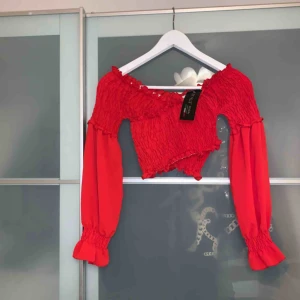 - Underbar offshoulder topp från Italien! Köpt den där och är helt oanvänd! Med lapp kvar.  Anledning: köpte 3 av samma topp men i andra färger.  