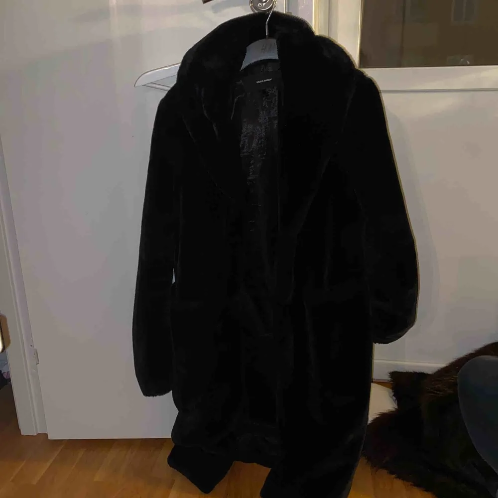 Halvlång svart fuskpäls från Veromoda. Möts upp i Stockholm eller så står köparen för frakt. Hål i tyget i själva fickan men kan laga det om du ber om det. Jackor.