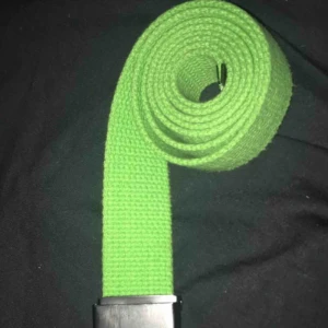  - as ballt neongrönt skärp, passar dom flesta eftersom att det går att ändra storlek hur man vill✌🏻✌🏻✌🏻💚fraktar men jag står inte för frakten, möts även upp i norrtälje