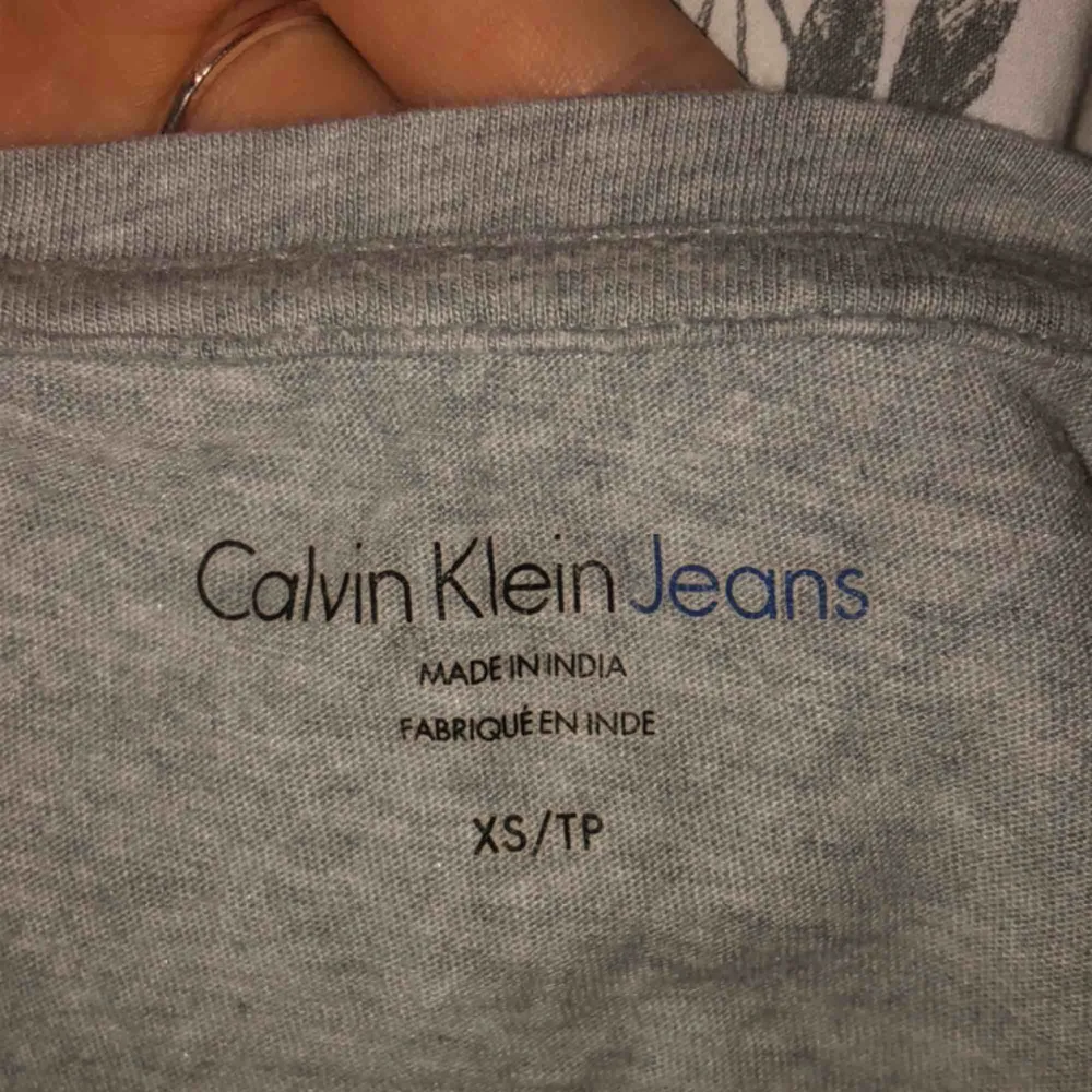 T-shirt från Calvin Klein, är i storlek XS men funkar som S, tröjan är lite förstörd vid bokstäverna därav det billiga priset, möts upp i Stockholm annars står köparen för frakt.. T-shirts.