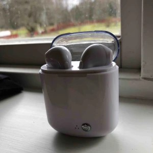  - airpods (fake) i7s, som endast är testade! fungerar felfritt, säljer endast då jag fått nya hörlurar😊 ljudet är bra! köparen står för frakten😊
