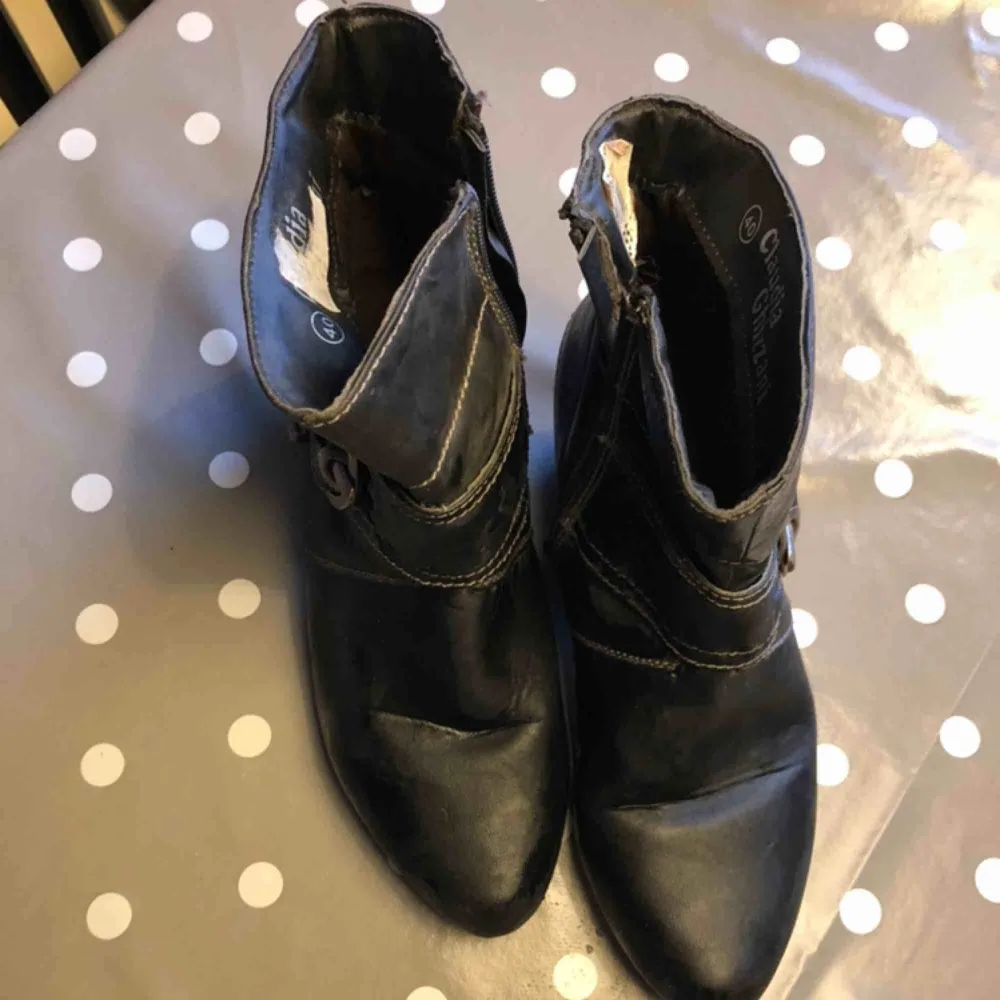 svarta skor från Claudia chizzani! Skickas ej, köpta för 399kr säljer för 100kr. Skor.