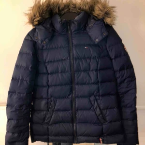  - Marinblå jacka från Hilfiger i bra skick!!