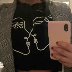 As snygg T-shirt från ASOS. Har klippt den kortare själv, det är jämnt klippt men ser hackigt ut på bild 2. Använder den aldrig tyvärr. Frakt tillkommer🥰