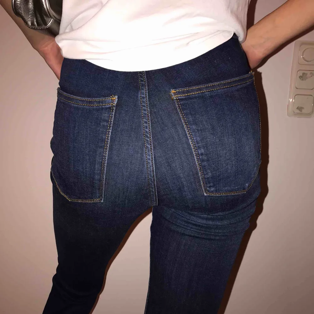 snygga mörkblåa bootcut jeans från zara, har använt kanske 3 ggr så de är i fint skick🤪👑 PRISET KAN DISKUTERAS!!! . Jeans & Byxor.