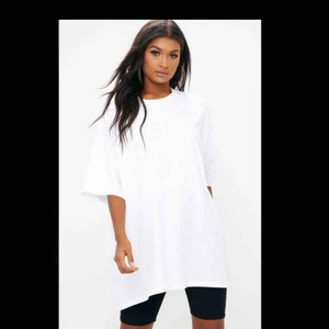  - En fin vit oversize T-shirt från Pretty little thing. Helt oanvänd! Super fin och passar till allt! Säljet den då jag har en till likadan. Det är one size 👌🏼