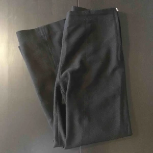 - Svarta culottes från Carin Wester. Använda men fint skick. ”Piggen” på dragkjedjan saknas men går att fixa. 