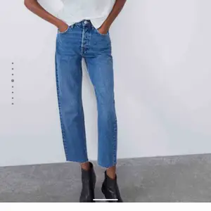 FETT coola raka jeans från Zara. 🥵💕Tycker dem är riktigt snygga, men tyvärr i fel storlek för mig. Endast använda en gång, och de är fortfarande i nyskick. Kan mötas upp och frakta. (Köparen står för frakten och jag står inte för postens slarv. )