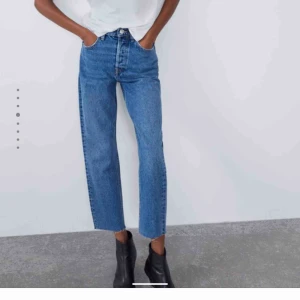  - FETT coola raka jeans från Zara. 🥵💕Tycker dem är riktigt snygga, men tyvärr i fel storlek för mig. Endast använda en gång, och de är fortfarande i nyskick. Kan mötas upp och frakta. (Köparen står för frakten och jag står inte för postens slarv. )