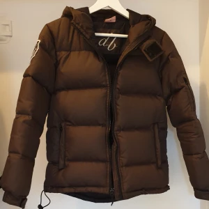 Jacka d.brand - D brand jacka, perfekt till höst/vinter. Väl använd och i mycket gott skick. Köptes för cirka 2000 kr, säljes för 500 kr.  Har en ficka på vänster överarm, två ytterfickor och tre innerfickor.