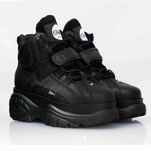  - Varma och sköna Buffalos, super snygga. Dem är som nya och är i storlek 39. Original priset ligger på 2000kr. 