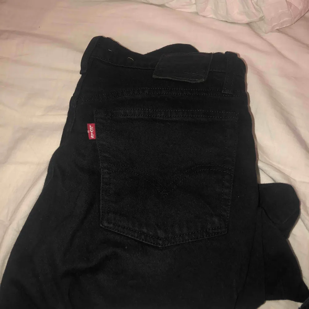 Ett par svarta levi’s jeans i stl 28, super snygga och super sköna med hål i knäna! Modellen heter wedgie straight. Jeans & Byxor.