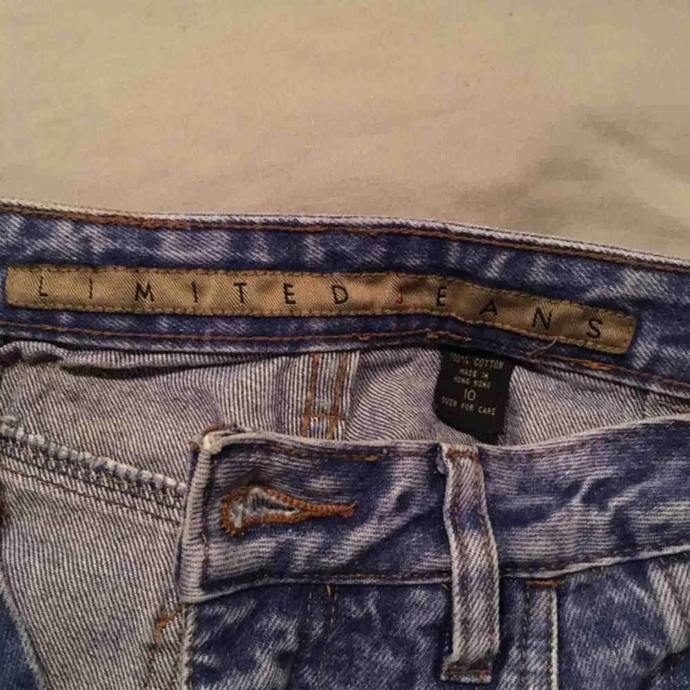 Storlek: M  Sjukt snygga stentvättade vintage jeans !! Säljs pågrund av att de är för små. Köptes förra året på ”vintage kilo sale” i Göteborg  Priset+ frakt  . Jeans & Byxor.