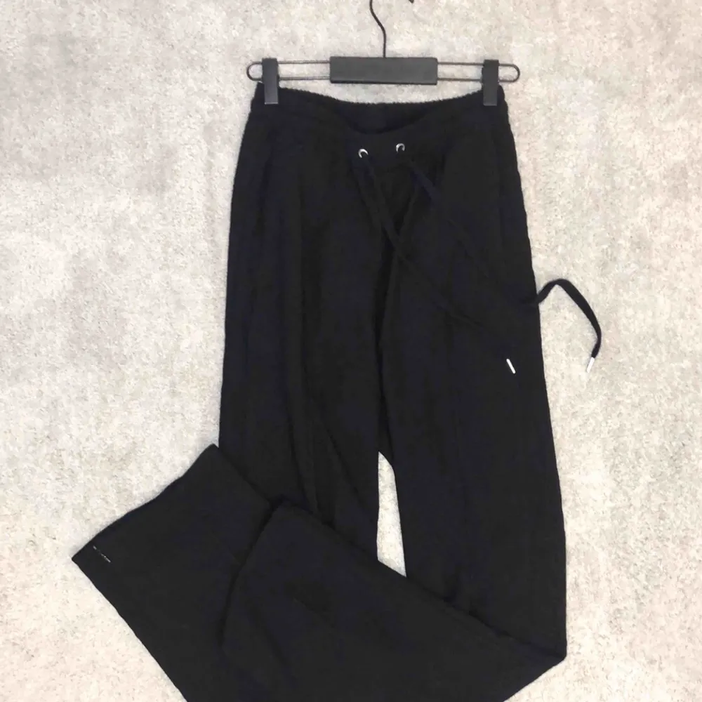 Vida bekväma plisserade byxor. Färg: svart. Dragkedja vid benslut. . Jeans & Byxor.