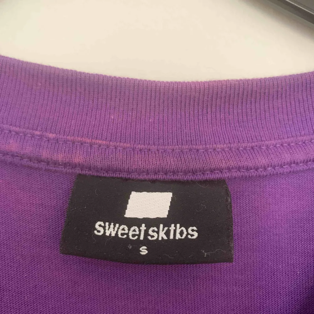 Sweet skateboards tröja i lila, skit cool💜. T-shirts.