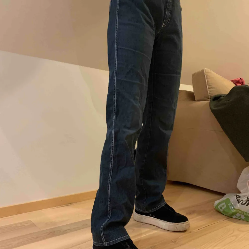 Ett par jeans från Armani, det står 32 som storlek men passar som en 27/28. Hittat liknade jeans på deras sida för 4000-6000kr men just dessa säljs inte längre . Jeans & Byxor.