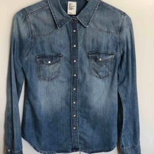  - Jeans skjorta 🌺  Storlek 34 Fin skick 30 kr 🧺Tvättad efter användning 🚫Djurfritt och rökfritt hem 📍Kan mötes upp i Mölnlycke/Göteborg 📬Kan skickas mot fraktkostnad