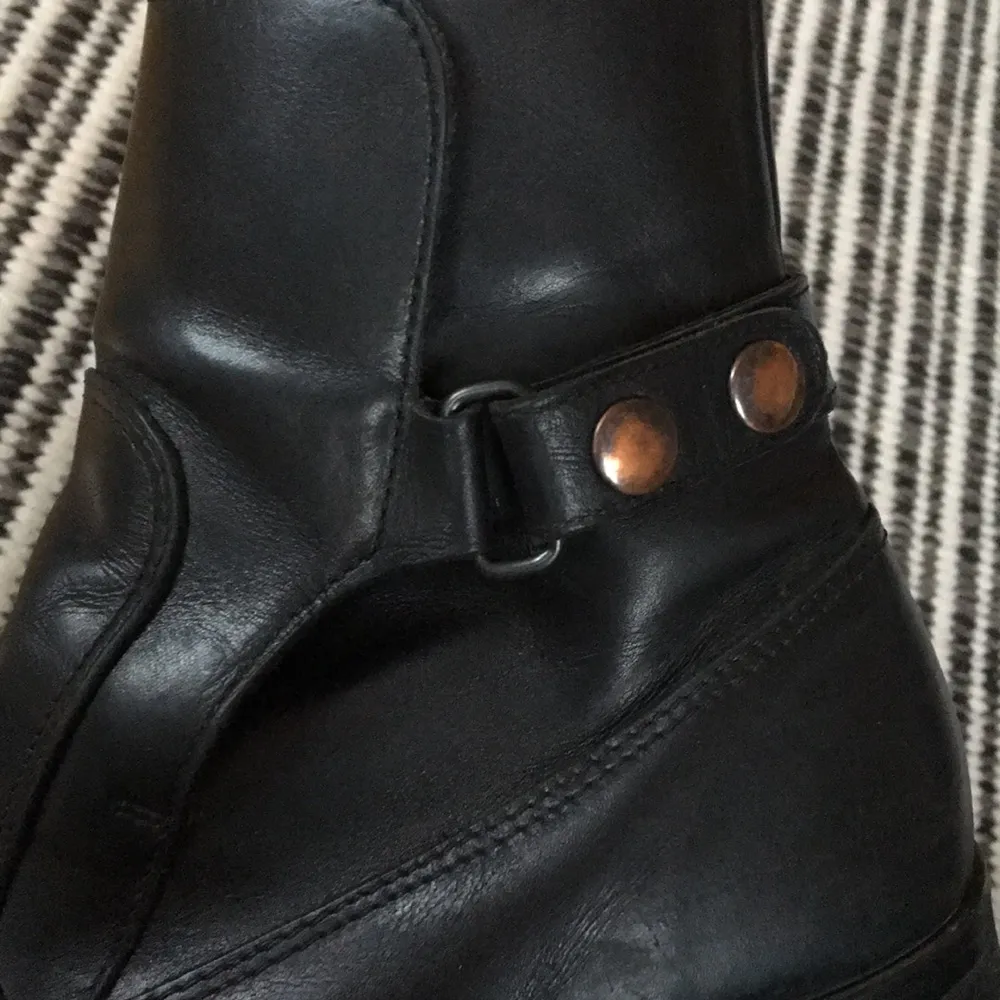 Boots i läder från Whyred i modellen ”Hirdwall”. Härligt mjukt läder. Har klackat om dem samt lagt på en gummisula på lädersulan så att de tål lite mer. Använt men fint skick: . Skor.