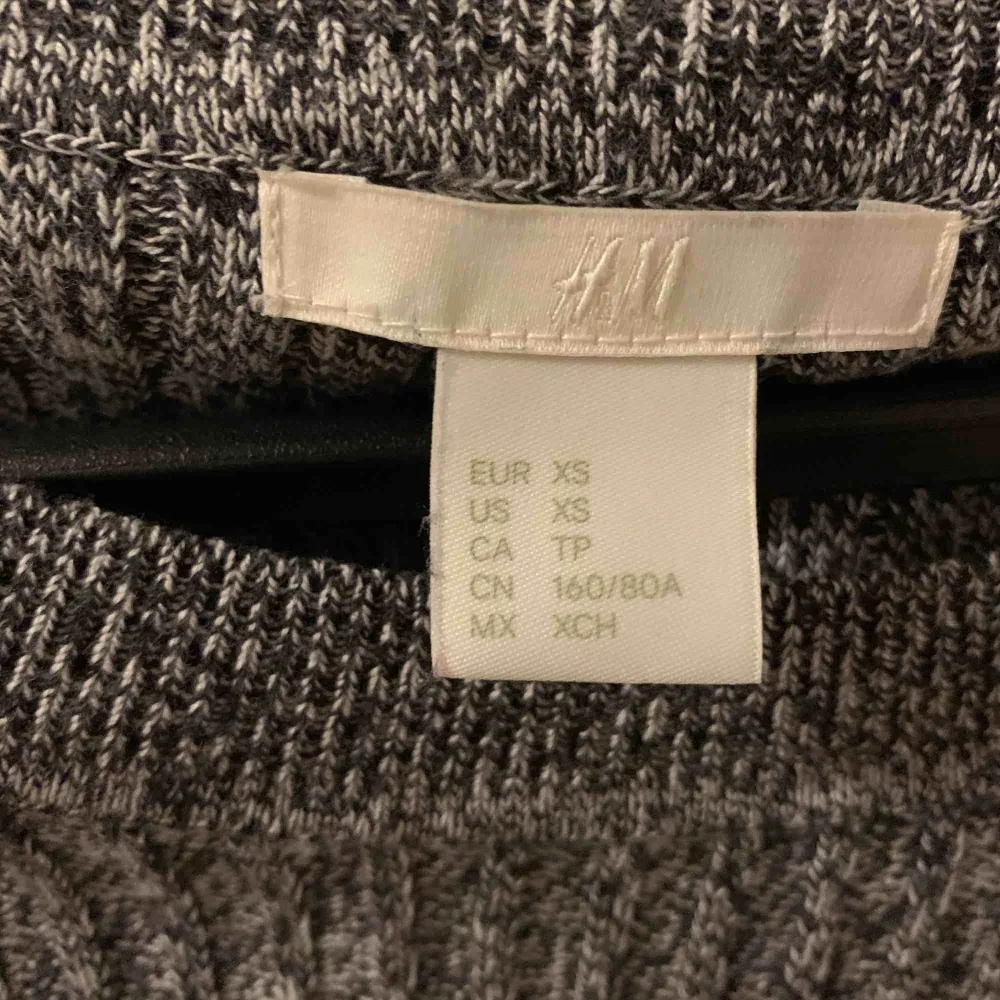 En fin gråfärgad tröja med ränder ner till, ny skick från HM. Aldrig använd och är i storlek XS. Tröjor & Koftor.