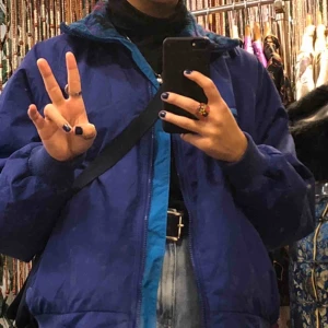  - Cool mörklila jacka med mönstrat foder inuti! (Inget foder i ärmarna dock!). Sjysst höstjacka, finfint skick!!🍂💞 möts i stockholm annars står köparen för frakt! 📦