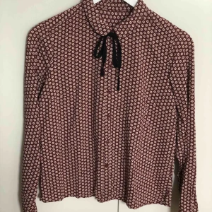  - Blommig skjorta 🌼 *Mycket bra skick *Storlek S *40 kr