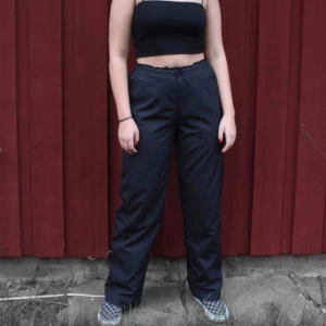  - Svarta vindbyxor från Nike, vi möts upp i Falun och Borlänge annars fraktar vi och det står köparen för🖤