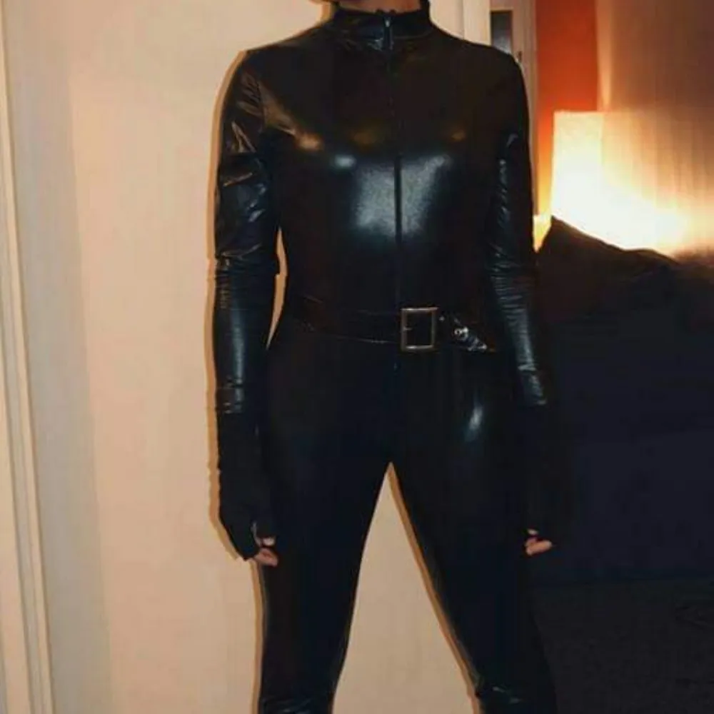  Catwoman dräkt med bälte! Passar till både vanliga fester och temafester ✨ Stretchig! Kan mötas upp i Stockholm eller frakta!. Kostymer.
