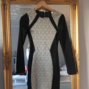  - En klänning jag använt på nyår 2017 endast en gång! Verkligen inte min stil längre så säljer vidare till nån som vill ha den 🥰