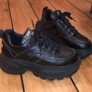  - Säljer dessa fina sixty7 skor i skin med hög gummi sula. Skorna är använda 2 ggr och det är då därför jag även säljer dem, original pris 1000 kr. Säljer för 599 med ingående frakt