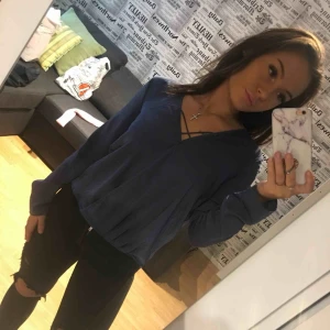  - Jättefin blus i silke liknande tyg som inte används mer. Frakten är inräknad i priset, kan mötas i Skara eller Skövde.