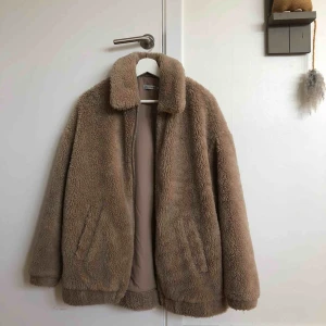  - Världens mysigaste teddybjörns köpt på Urban Outfitters säljes för jag ej använder den längre. 