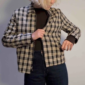  - Rutig overshirt/tunn jacka från märket Eavide Paul New York. Går även att använda som skjorta! Silvrig dragkedja framtill samt fickor. 