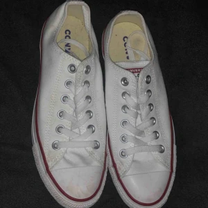  - Vita låga converse i storlek 39, säljes pga fel storlek.  Använda en gång men lite skitiga pga dem stått i ett skåp med andra skor, men de går att torka bort.  Köparen får stå för frakten om dem ska postas